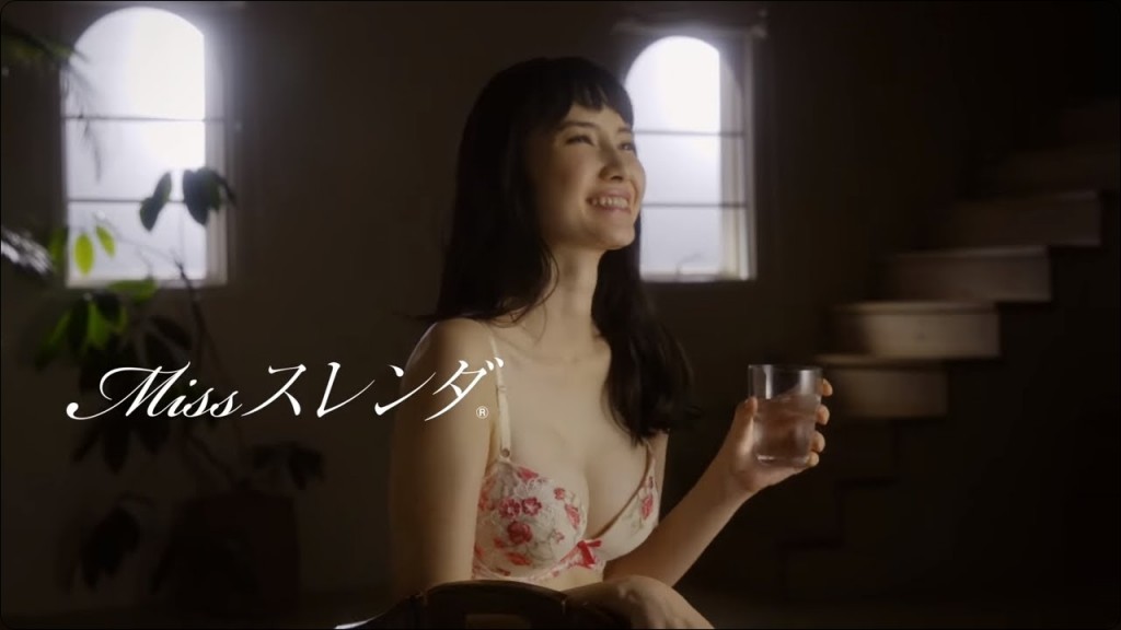 ヌードブラ、市川紗椰