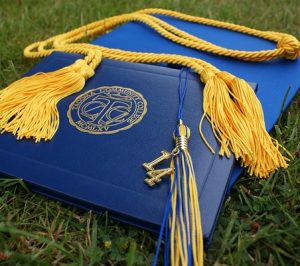 graduation-907565_640