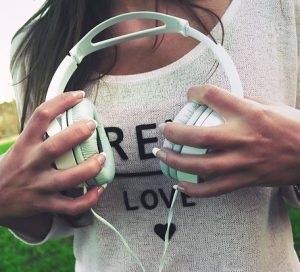headphones-926072_640